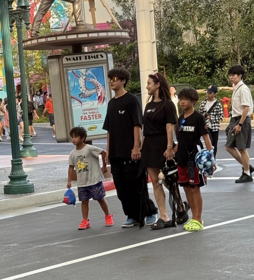 他留着一头, MZzy