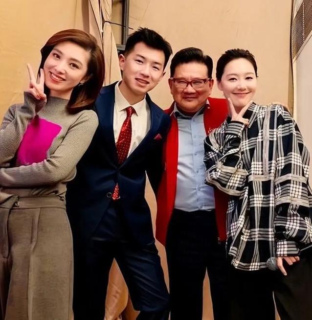 从足球宝贝, https